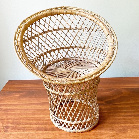 Vintage Unique Wicker Peacock Chair Plant Stand Boho Eclectic Home Decor - Picture 2 of 3